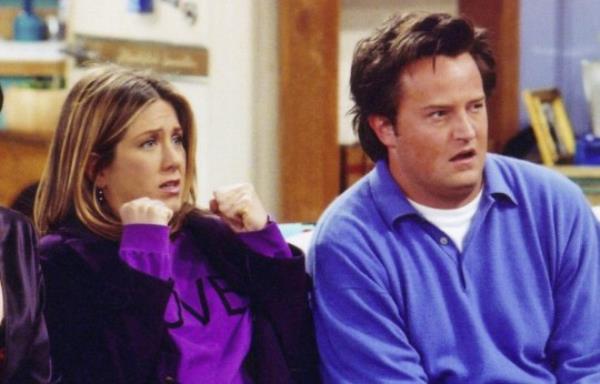 Jennifer Aniston as Rachel Green and Matthew Perry as Chandler Bing in Friends.