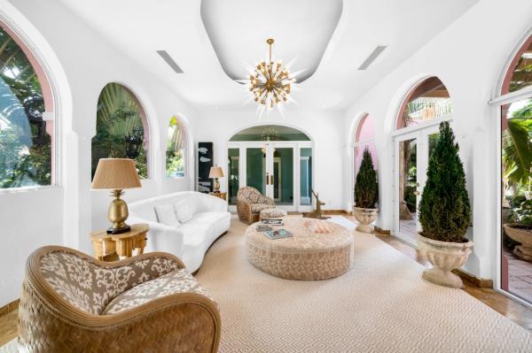 The home was built in 1928 and comes with gorgeous arches -- and a 21st century addition .