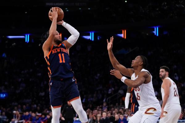 Knicks' Jalen Brunson (11) shoots over Cleveland Cavaliers' Isaac Okoro