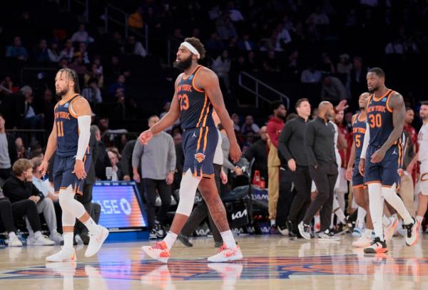  Knicks center Mitchell Robinson #23 reacts on the court during the final time out