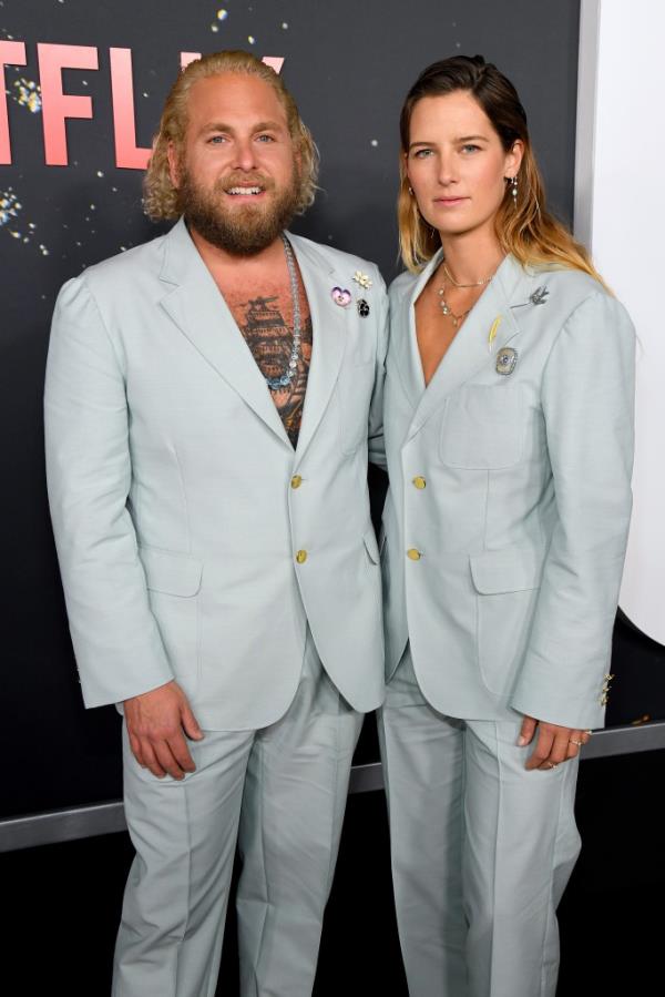 Jo<em></em>nah Hill and Sarah Baker in matching blue suits