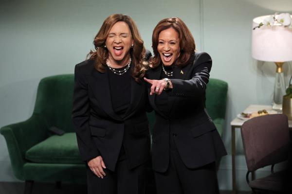 Harris (R) and US actress Maya Rudolph participate in 