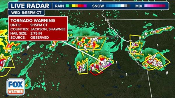 A doppler radar shows the tornado storm in Kansas.</p>

<p>　　