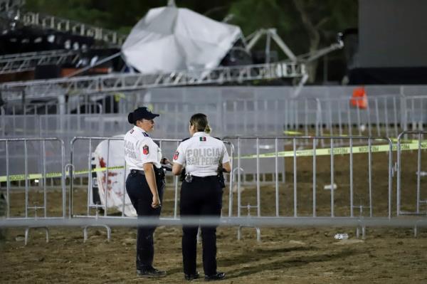 A strong gust of wind forcing the top of the stage to crumple while at least seven people stood on stage for the Citizens' Movement party event on May 22, 2024.