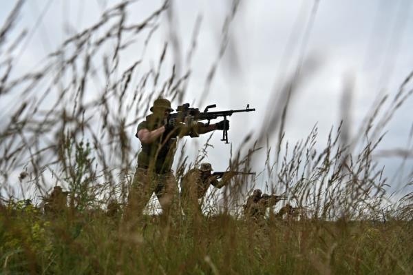 Ukrainian servicemen attend a military exercise at a training ground, amid Russia's attack on Ukraine, in Zaporizhzhia region, Ukraine June 15, 2023. 