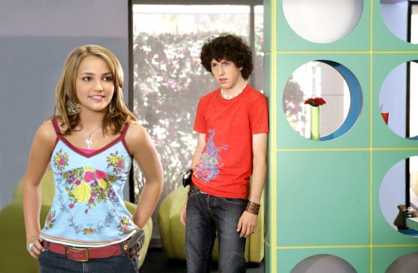 Jamie-Lynn Spears and Sean Flynn standing next to each other. Photo from Zoey 101 episode 