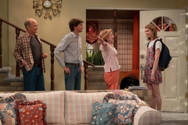 Kurtwood Smith as Red Forman, Topher Grace as Eric Forman, Debra Jo Rupp as Kitty Forman, Callie Haverda as Leia Forman in 