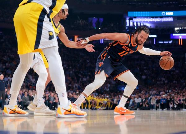 Jalen Brunson #11 drives down court as Indiana Pacers guard Andrew Nembhard #2 defends during the first quarter.</p>

<p>　　