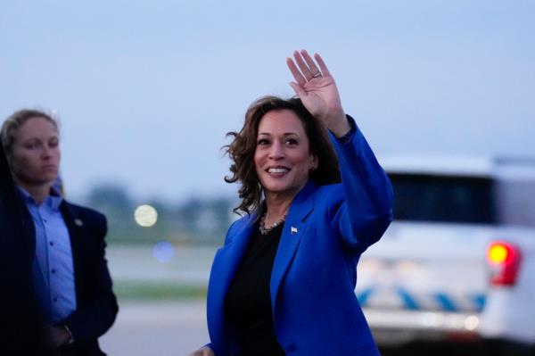 Democratic presidential nominee Vice President Kamala Harris waving during her arrival at O'Hare Internatio<em></em>nal Airport in Chicago on Sunday, Aug. 18, 2024