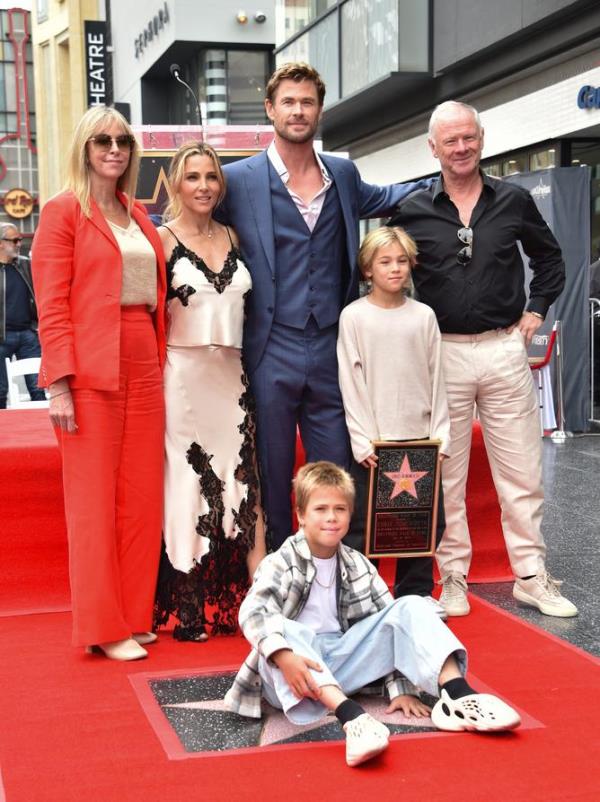 Australian actor Chris Hemsworth (C), his wife Spanish actress Elsa Pataky (2nd L) and their twin boys Sasha and Tristan along with Chris’ parents Craig Hemsworth, Leo<em></em>nie Hemsworth (L) pose on his newly unveiled star on the Walk of Fame in Hollywood, California, May 23, 2024. (Photo by Chris DELMAS / AFP)