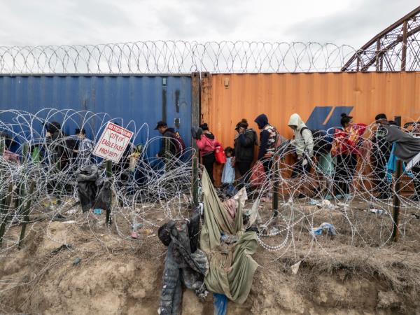 The Post spotted a group of a<em></em>bout 30 men, women and children walking through its waters underneath the Camino Real Internatio<em></em>nal Bridge Thursday morning. 