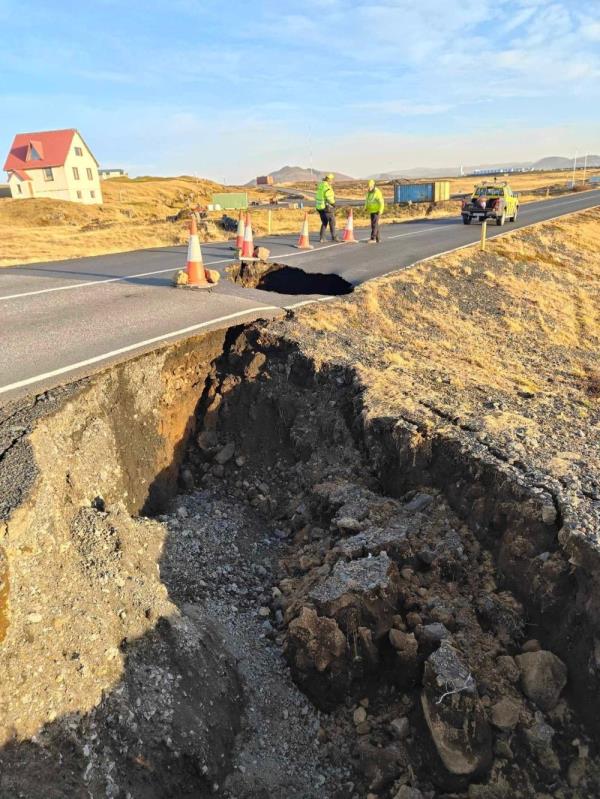 Residents get brief return to volcano-risk Icelandic town