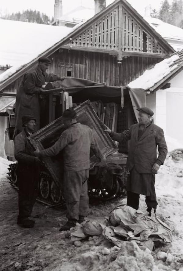 The transfer of works to the Altaussee mine in 1943 in a photograph by Eva Kraft. 