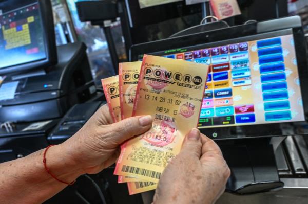 The Powerball jackpot co<em></em>ntinues to rise after no tickets matched all six numbers Wednesday night to claim the $672 million grand prize.