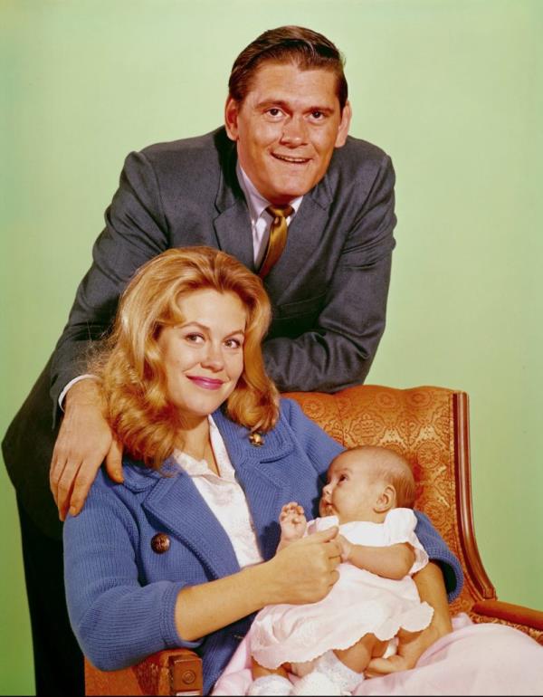 Dick York and Elizabeth Mo<em></em>ntgomery holding baby Tabitha in a scene from the 