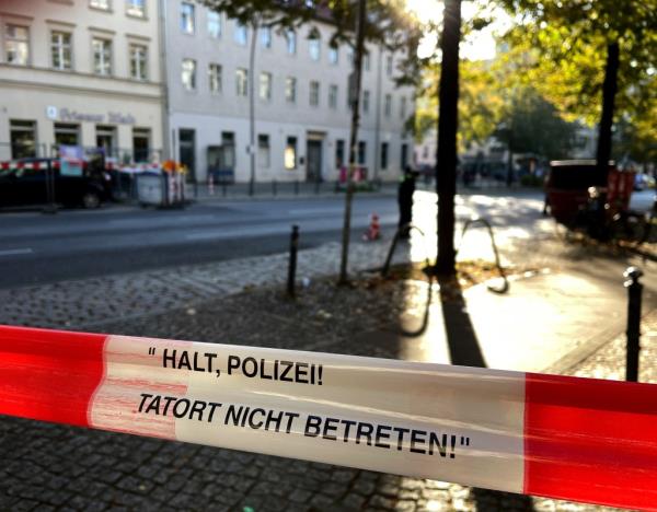 Assailants threw two Molotov cocktails early Wednesday at the synagogue in the center of the German capital, police said.</p>

<p>　　