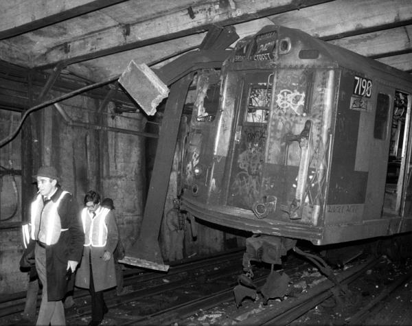 Ravitch getting an up close look at a 7 train derailment in 1981, when he served as MTA chairman.