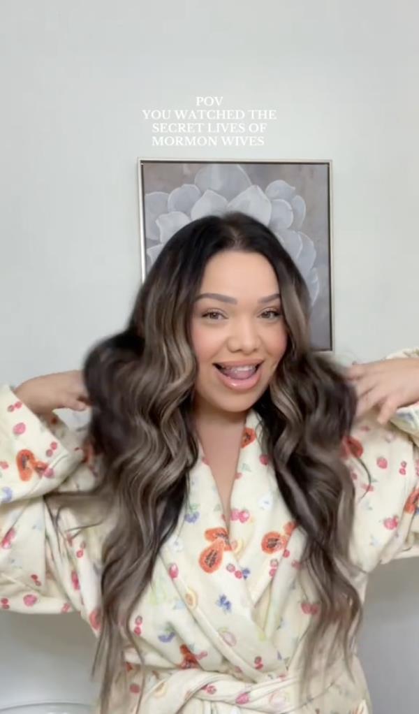 Mayra Isabel demo<em></em>nstrating Utah curls hairstyle on TikTok, with her mouth open in excitement