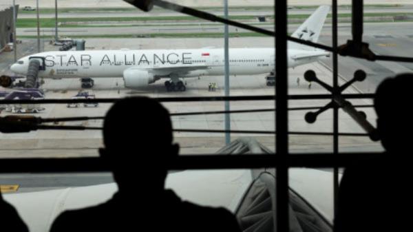 People look at the Singapore Airlines aircraft for flight SQ321 parked on the tarmac after an emergency landing at Suvarnabhumi Internatio<em></em>nal Airport, in Bangkok, Thailand, May 22, 2024. Photo: REUTERS/Athit Perawongmetha/File Photo