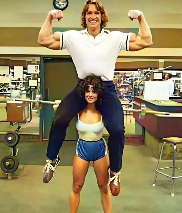 Arnold Schwarzenegger sits on the shoulders of bodybuilder Lisa Lyon. She stood at 5-foot-4 and weighed just 120 lbs., compared to Schwarzenegger’s 225 lbs.