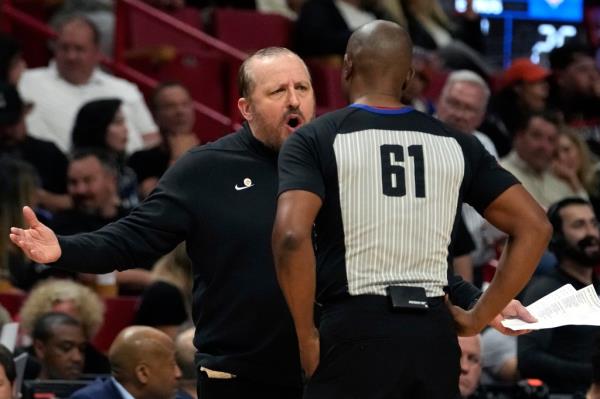 Tom Thibodeau argues a call with referee Courtney Kirkland during the Knicks' loss.