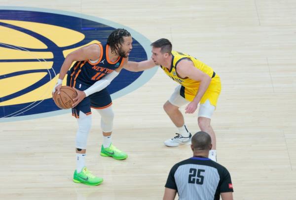 T.J. McCo<em></em>nnell #9 of the Indiana Pacers defends against Jalen Brunson #11 of the New York Knicks during the first quarter.