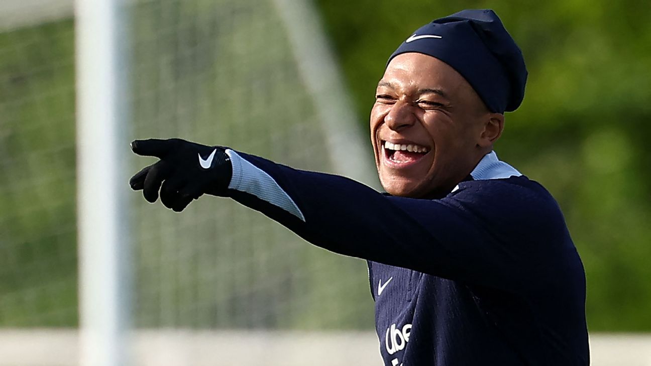 Mbappé receives a welcome from Vini Jr. and Rodrygo and a message from Cristiano Ronaldo