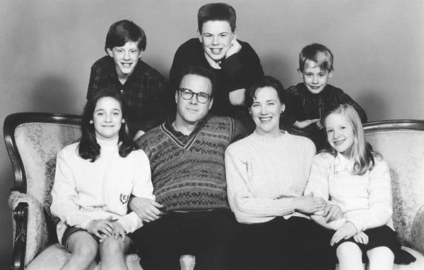 HOME ALONE, clockwise from bottom left: Hillary Wolf, Michael Maronna, Devin Ratray, Macaulay Culkin, Angela Goethals, Catherine O'Hara, John Heard, 1990. ph: Don Smetzer / TM & Copyright ? 20th Century Fox Film Corp. All rights reserved / courtesy Everett Collection