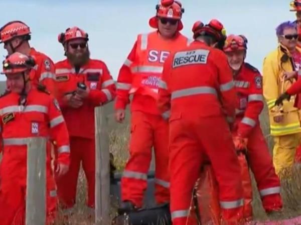 Assignment Freelance Picture A hiker has been rescued after slipping down a dangerous cliff face,</p>

<p>　　which then crumbled beneath him. Emergency services raced to the delicate</p>

<p>　　rescue on the southern Fleurieu Peninsula, 54 kilometres south of Adelaide.