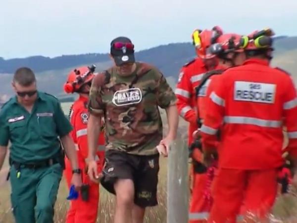 Assignment Freelance Picture A hiker has been rescued after slipping down a dangerous cliff face,</p>

<p>　　which then crumbled beneath him. Emergency services raced to the delicate</p>

<p>　　rescue on the southern Fleurieu Peninsula, 54 kilometres south of Adelaide.