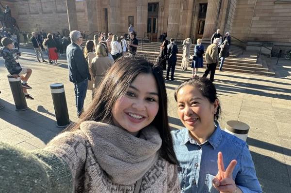 Former Ballarat High School student Jasmine Goon with her mother Maricar.