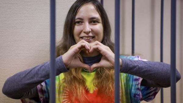 Alexandra (Sasha) Skochilenko reacts during a court hearing in Saint Petersburg, Russia 