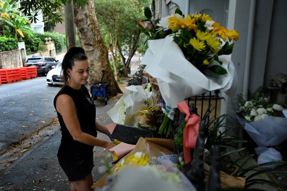 Luke Davies’ childhood friend Emma Manning leaves floral tributes at the Paddington home wher<em></em>e he died.